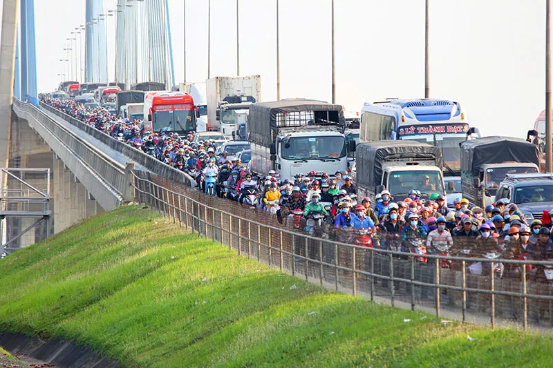 21 giờ mùng 6 Tết, dòng xe vẫn ngồn ngộn trên cầu Mỹ Thuận ảnh 5