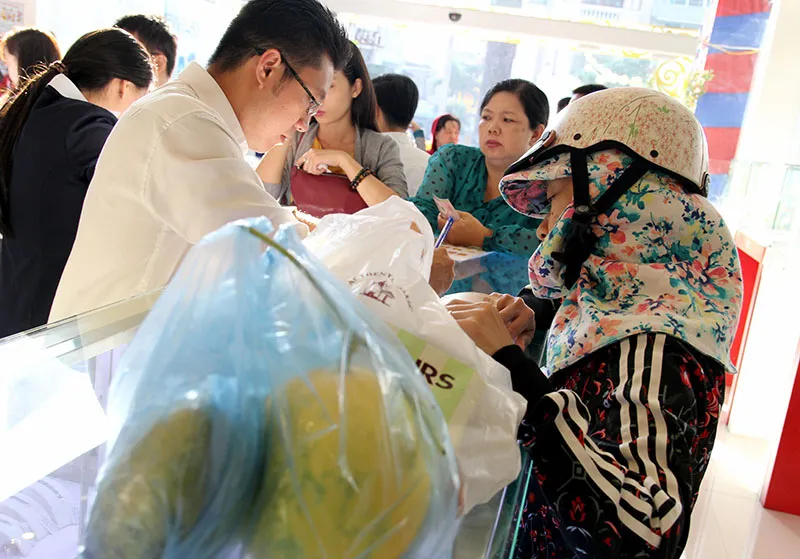 Người dân đổ xô đi mua vàng ngày thần tài ảnh 9 Người dân đổ xô đi mua vàng ngày thần tài ảnh 9
