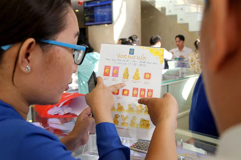 Người dân đổ xô đi mua vàng ngày thần tài ảnh 12 Người dân đổ xô đi mua vàng ngày thần tài ảnh 12