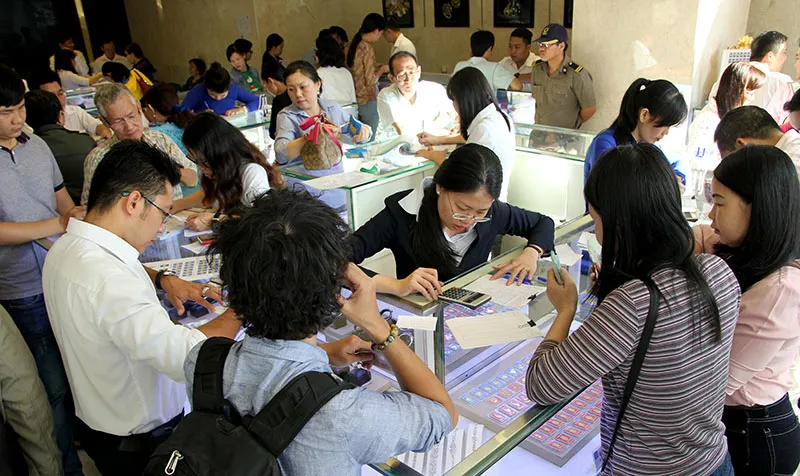 Người dân đổ xô đi mua vàng ngày thần tài ảnh 11 Người dân đổ xô đi mua vàng ngày thần tài ảnh 11