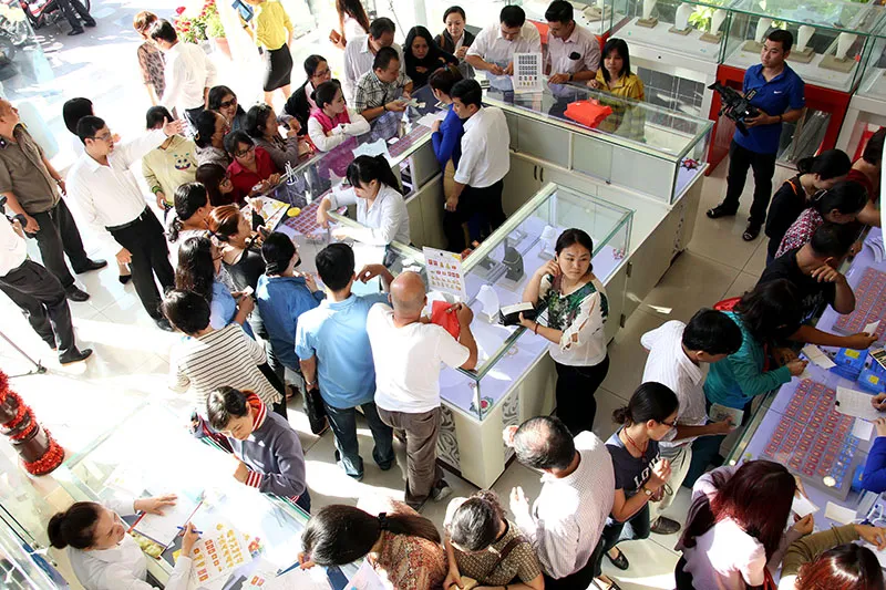 Người dân đổ xô đi mua vàng ngày thần tài ảnh 4 Người dân đổ xô đi mua vàng ngày thần tài ảnh 4