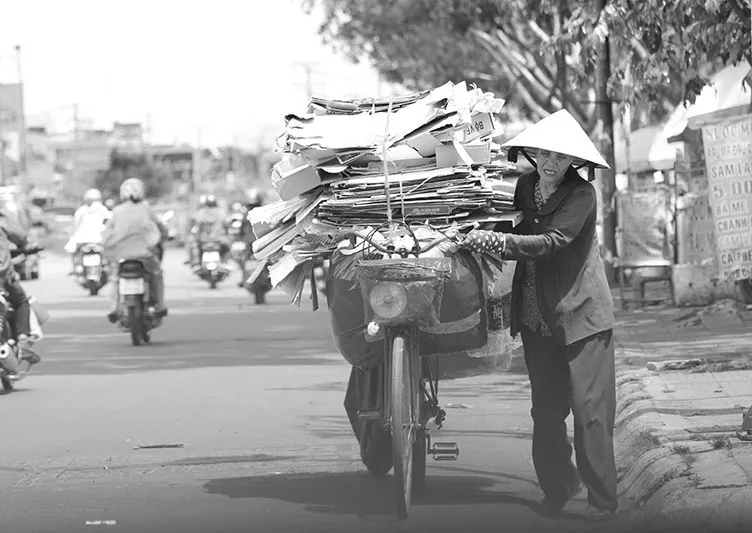 Những người phụ nữ vất vả mưu sinh trong ngày 8-3 ảnh 1