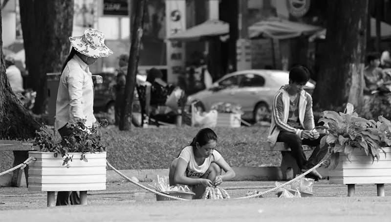 Những người phụ nữ vất vả mưu sinh trong ngày 8-3 ảnh 5