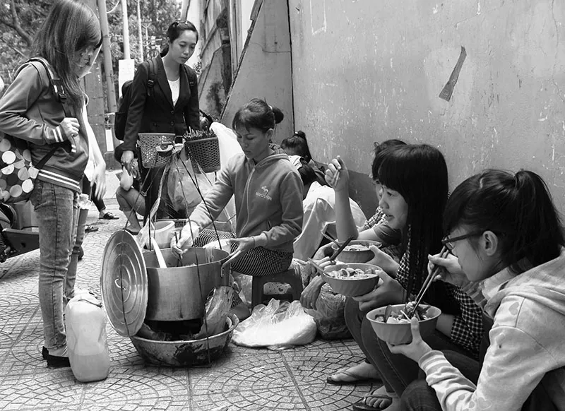 Những người phụ nữ vất vả mưu sinh trong ngày 8-3 ảnh 9