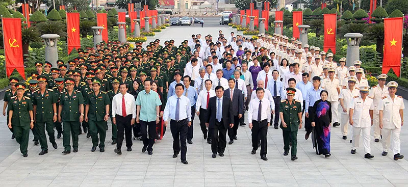 Bí thư Đinh La Thăng dâng hương tưởng niệm các anh hùng liệt sĩ ảnh 2