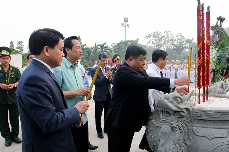 Bí thư Đinh La Thăng dâng hương tưởng niệm các anh hùng liệt sĩ ảnh 3