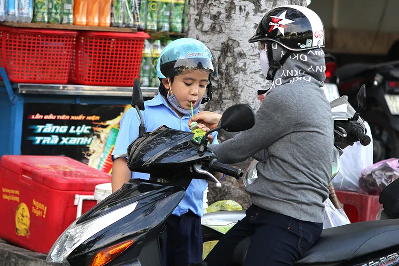 Người Sài Gòn gồng mình vượt qua cái nắng cuối mùa ảnh 13