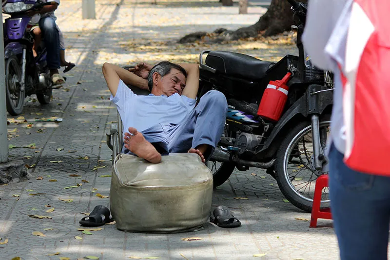 Người Sài Gòn gồng mình vượt qua cái nắng cuối mùa ảnh 15