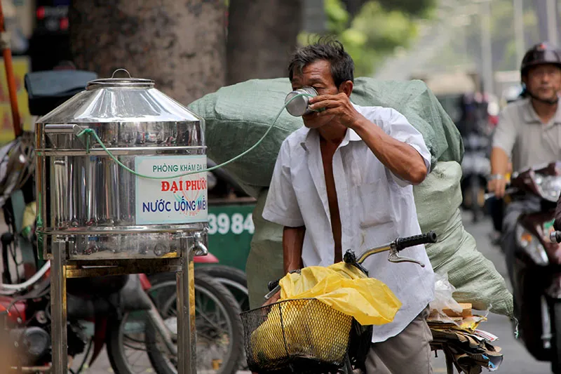 Người Sài Gòn gồng mình vượt qua cái nắng cuối mùa ảnh 3