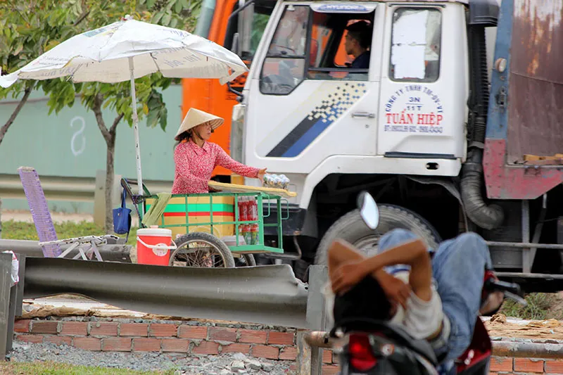 Người Sài Gòn gồng mình vượt qua cái nắng cuối mùa ảnh 10