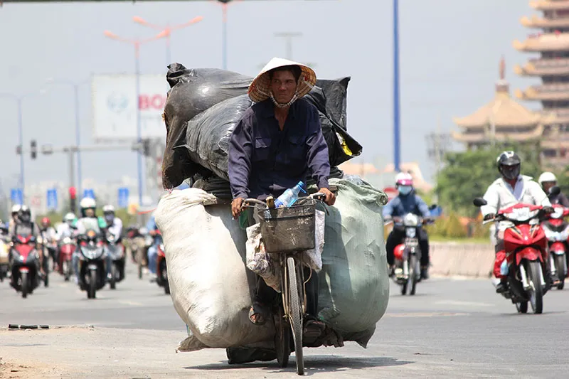 Người Sài Gòn gồng mình vượt qua cái nắng cuối mùa ảnh 12