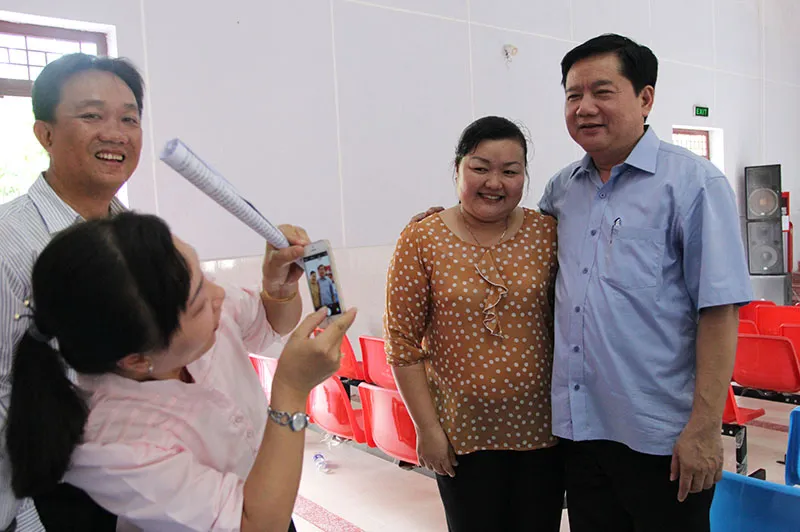 Sức nóng trong cuộc tiếp xúc cử tri của Bí thư Thăng ảnh 10 Sức nóng trong cuộc tiếp xúc cử tri của Bí thư Thăng ảnh 10