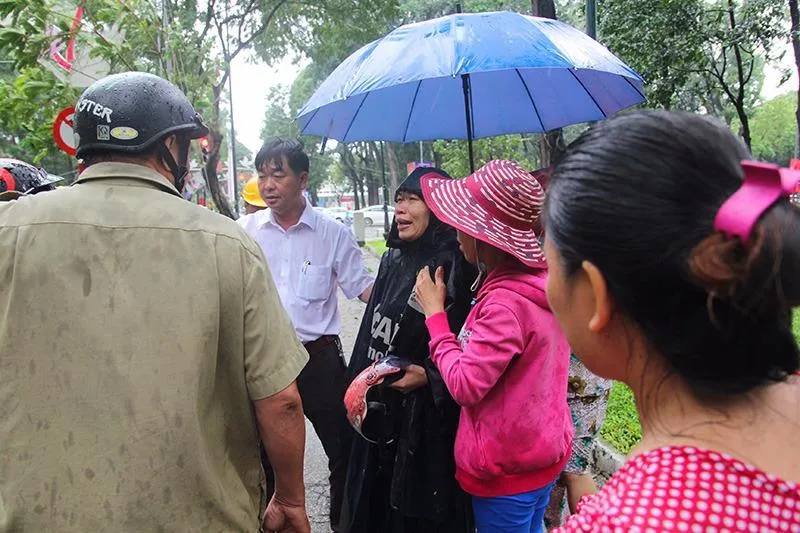 Nạn nhân đang được người dân đưa đi bệnh viện. Ảnh: HOÀNG GIANG