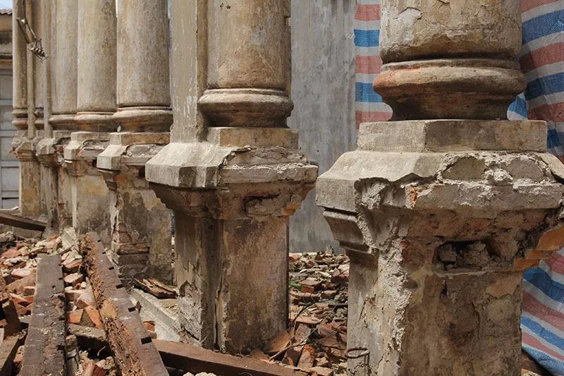 Hàng cột ngôi biệt thự bị phá bỏ.