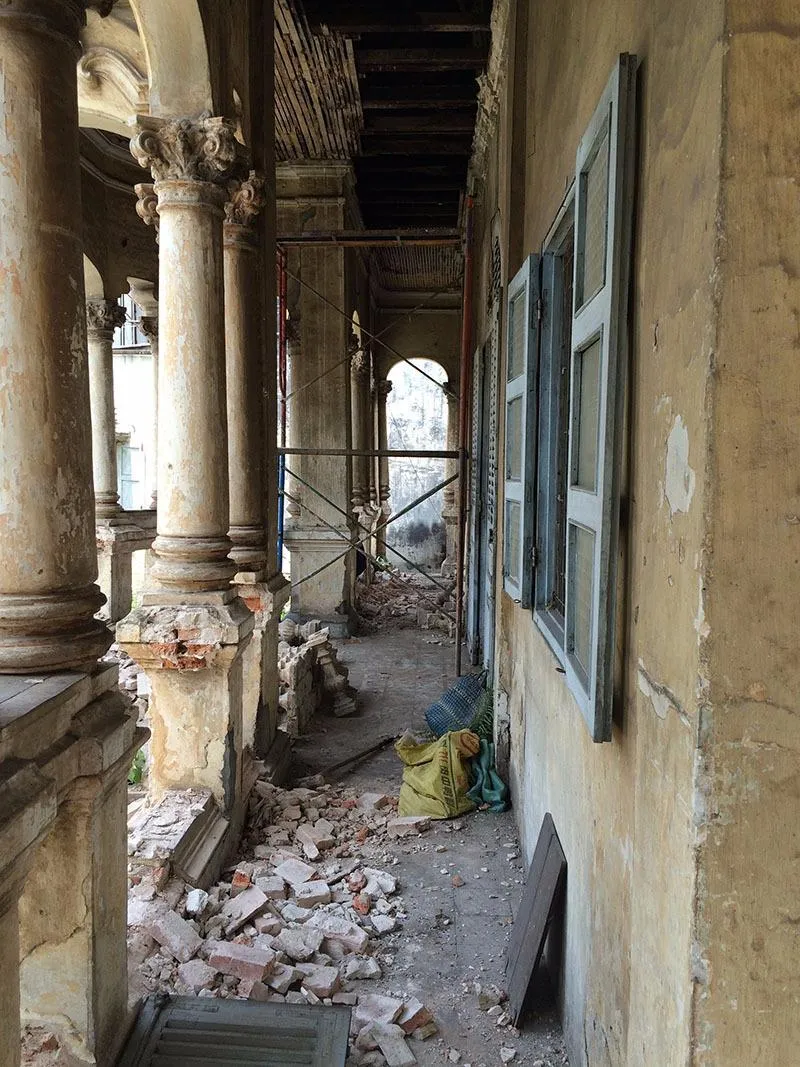 Gạch đá nằm ngổn ngang 