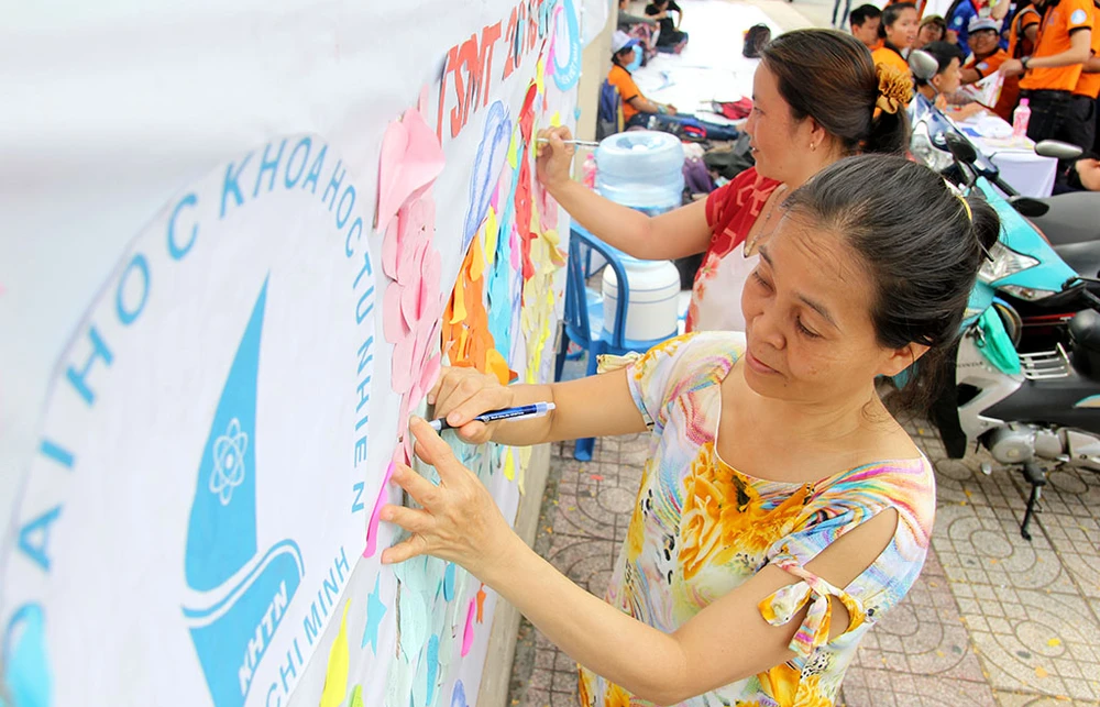 “Mẹ chúc các con đều đậu đại học” ảnh 1