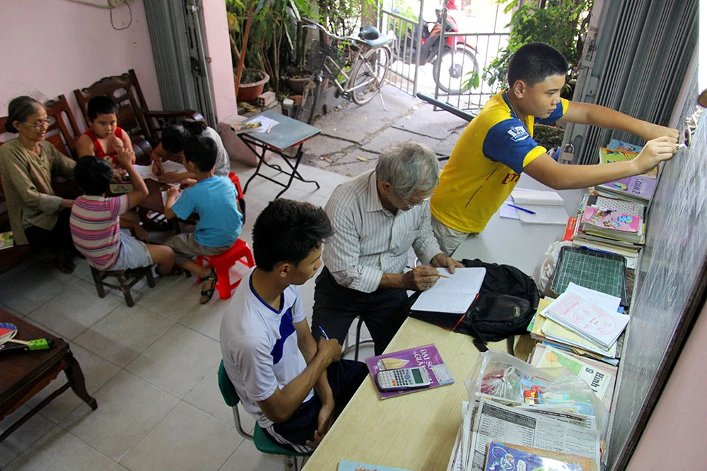 Vợ chồng giáo viên hơn 20 năm dạy miễn phí cho học sinh nghèo ảnh 1