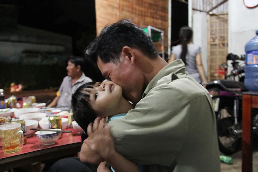 Anh Vũ Đình Khiên và con ruột Ngọc Yến từ khi nhận ra nhau đã quấn quýt không rời. Ảnh: HOÀNG GIANG