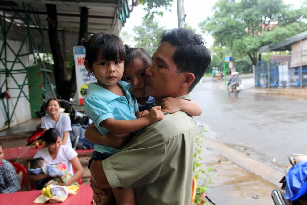 Vừa đến nơi hai đứa nhỏ đã chạy đến ôm chầm lấy anh Vũ Đình Khiên - cha ruột bé Ngọc Yến. Ảnh: HOÀNG GIANG