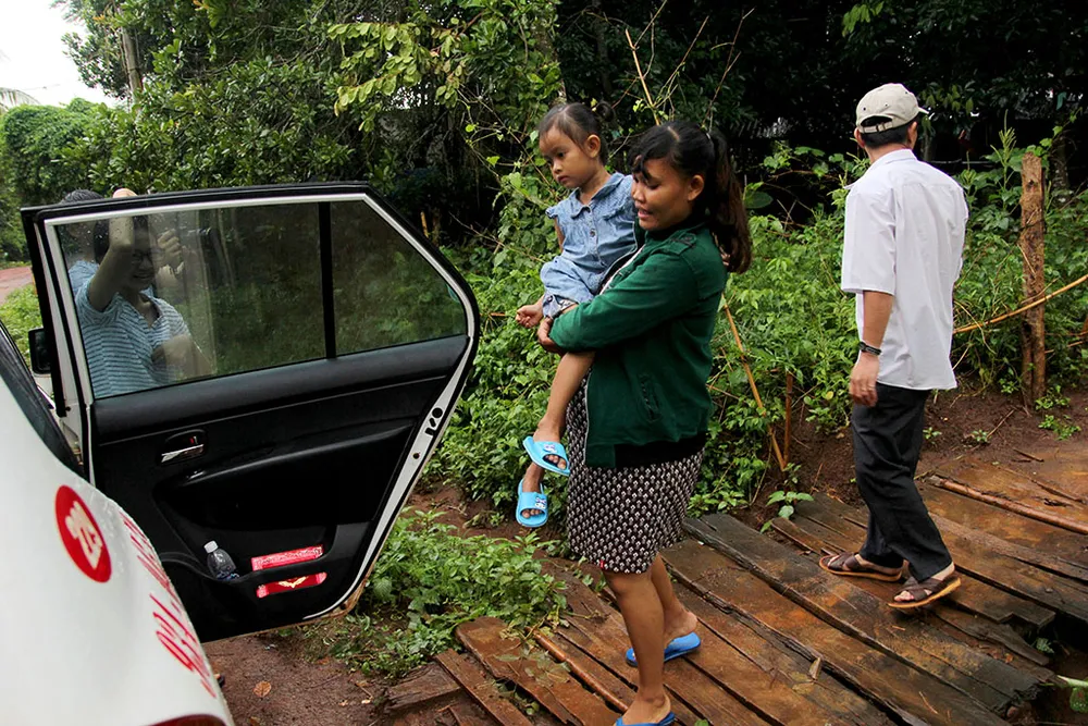 Hai mẹ con chị Thị Liên trên đường sang dùng cơm tối với nhà anh Vũ Đình Khiên – cha ruột cháu Ngọc Yến (phường Phú Thịnh, thị xã Bình Long). Ảnh: HOÀNG GIANG