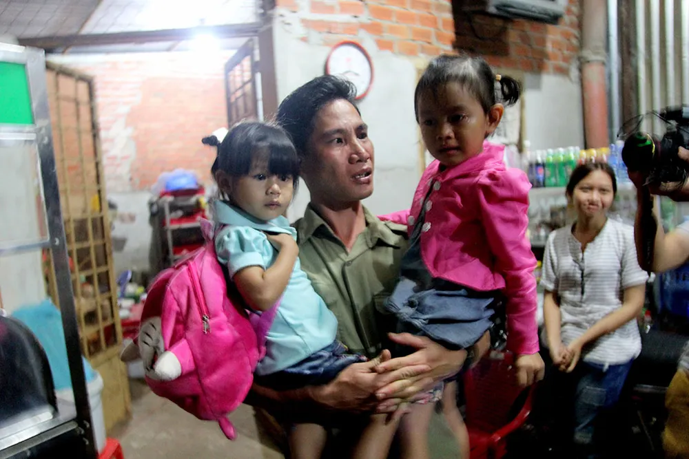 Ba cha con anh Vũ Đình Khiên không kìm được nước mắt trong lúc phải chia tay con gái nuôi Lan Anh. Ảnh: HOÀNG GIANG