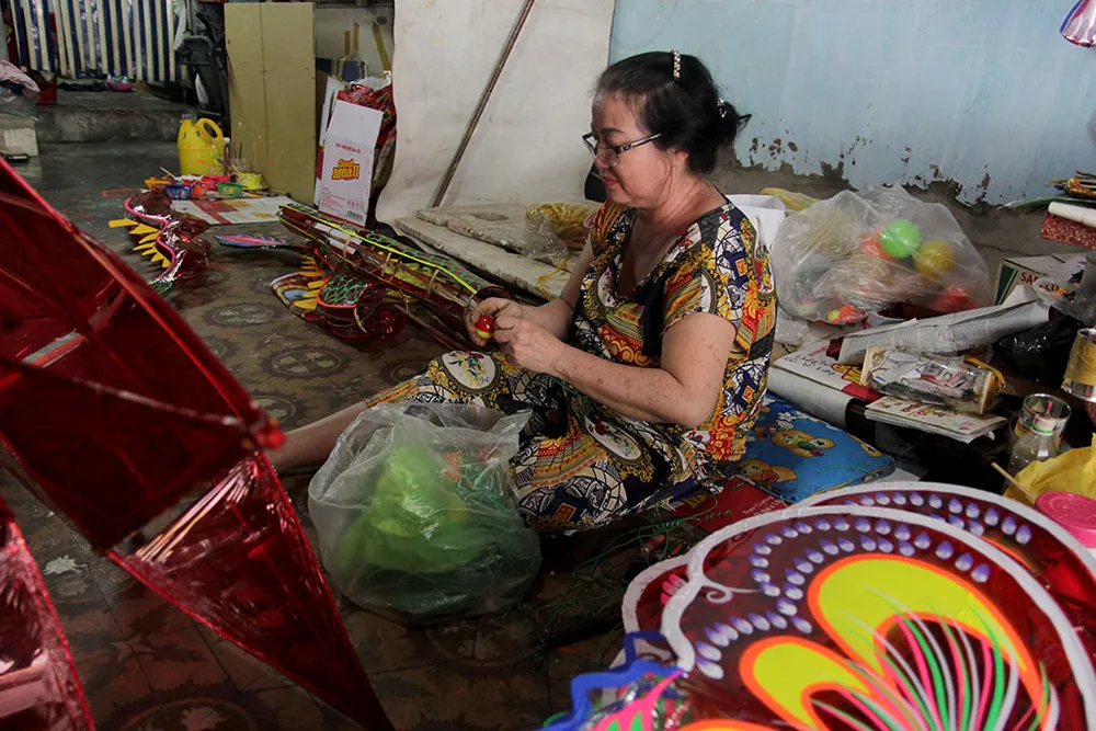 Đại gia đình ba thế hệ tất bật làm lồng đèn Trung thu ảnh 10