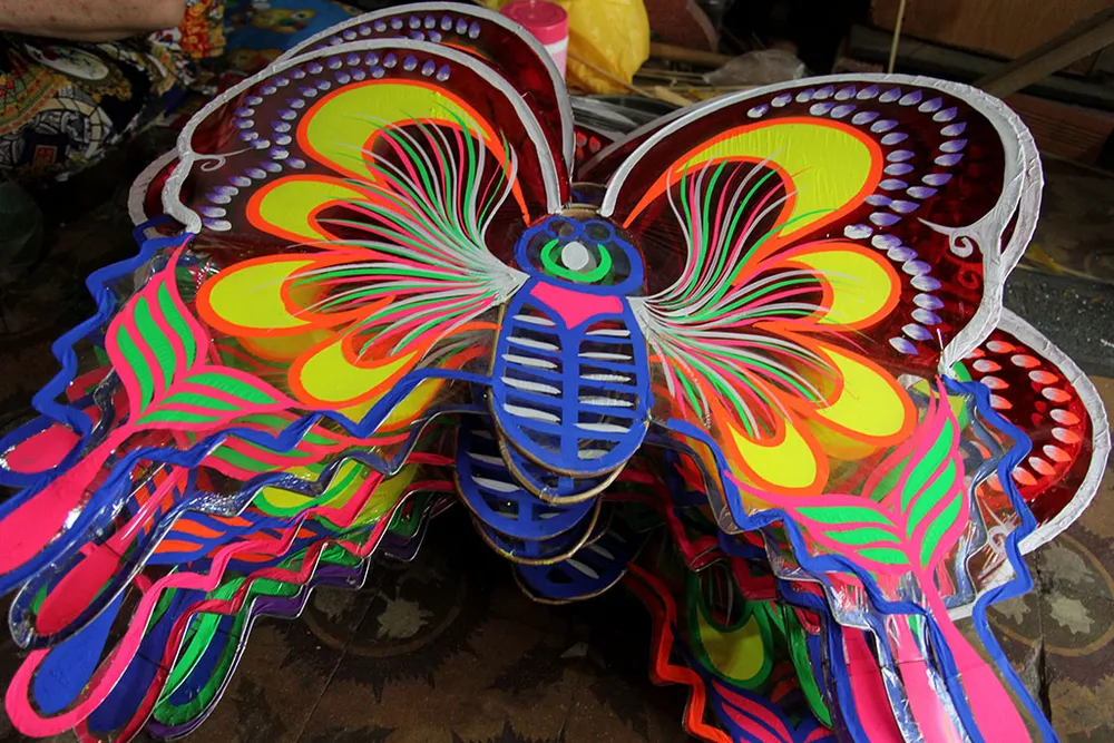 Đại gia đình ba thế hệ tất bật làm lồng đèn Trung thu ảnh 11