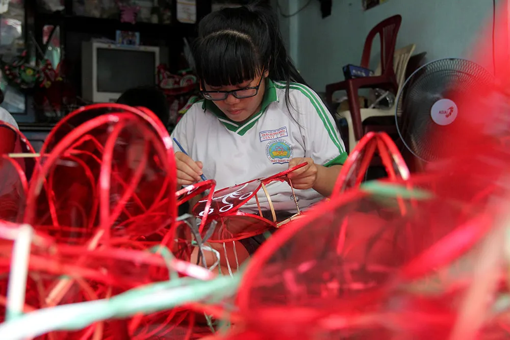 Đại gia đình ba thế hệ tất bật làm lồng đèn Trung thu ảnh 3