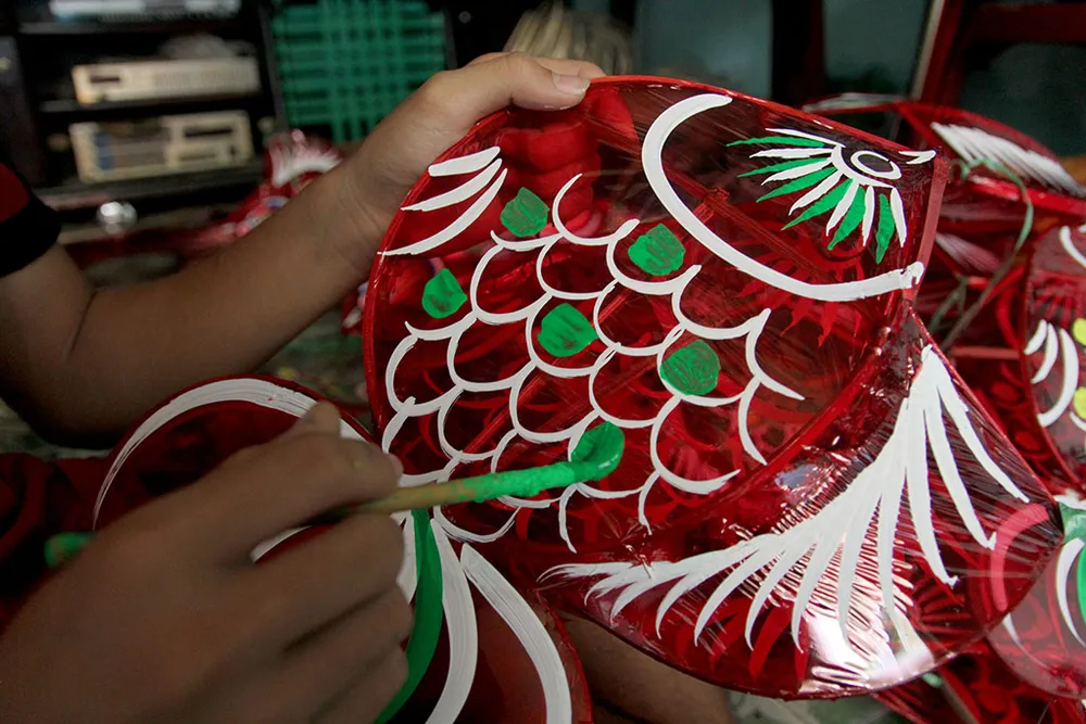 Đại gia đình ba thế hệ tất bật làm lồng đèn Trung thu ảnh 6