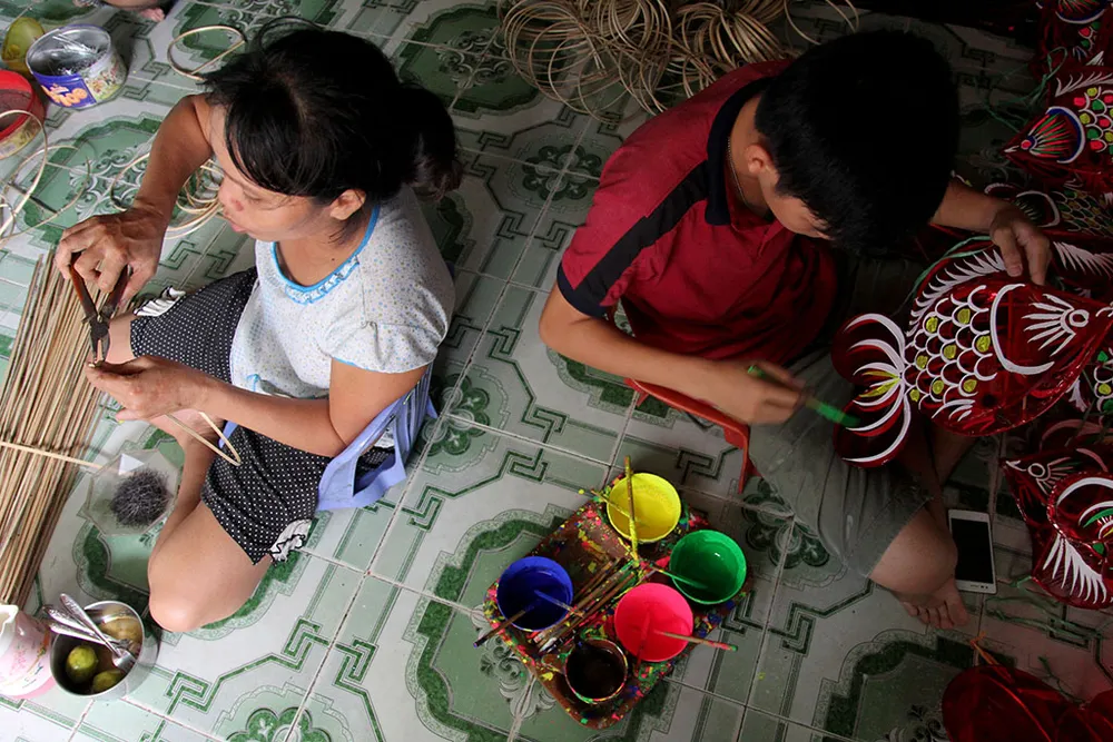 Đại gia đình ba thế hệ tất bật làm lồng đèn Trung thu ảnh 4