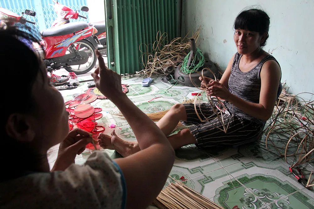 Đại gia đình ba thế hệ tất bật làm lồng đèn Trung thu ảnh 7