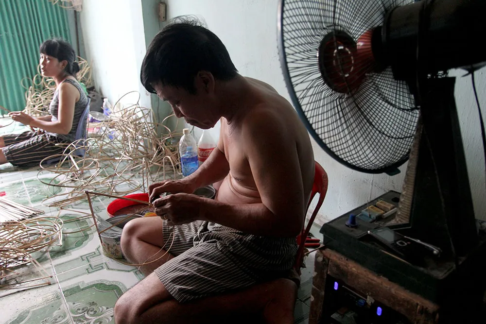 Đại gia đình ba thế hệ tất bật làm lồng đèn Trung thu ảnh 5