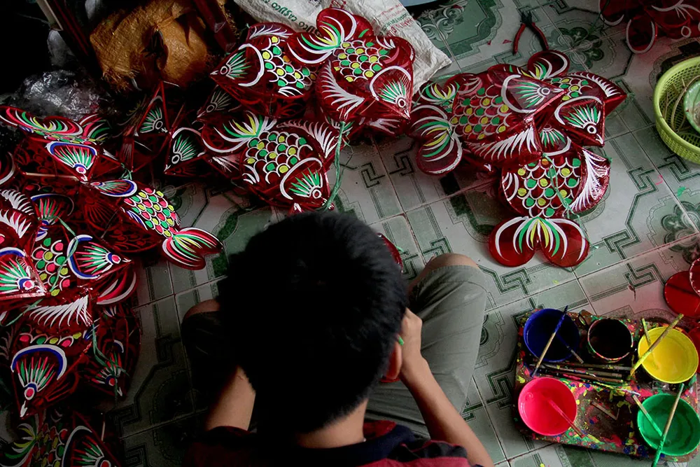 Đại gia đình ba thế hệ tất bật làm lồng đèn Trung thu ảnh 9