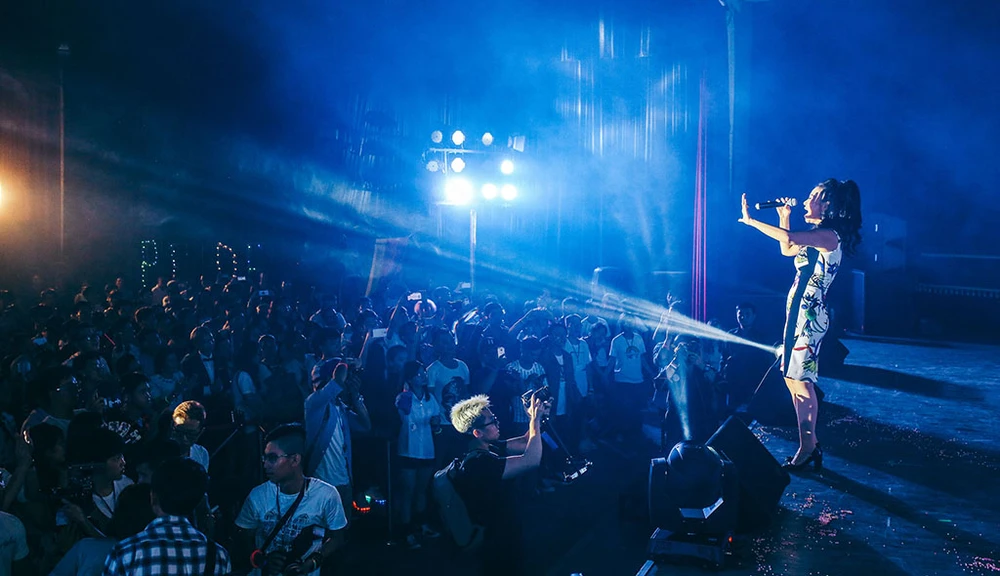 Ca sĩ Thu Minh trình diễn trong chương trình.