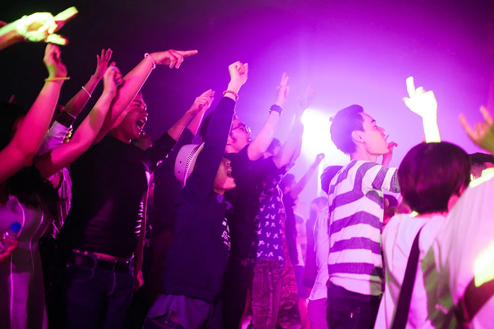 Người tham gia hòa giọng cùng các nghệ sĩ trong chương trình.