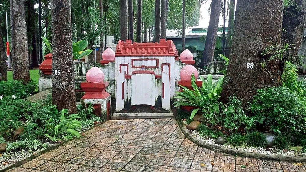 Kỳ bí khu mộ cổ hơn trăm năm trong Công viên Tao Đàn ảnh 1 Kỳ bí khu mộ cổ hơn trăm năm trong Công viên Tao Đàn ảnh 1