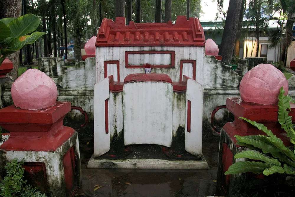 Kỳ bí khu mộ cổ hơn trăm năm trong Công viên Tao Đàn ảnh 2 Kỳ bí khu mộ cổ hơn trăm năm trong Công viên Tao Đàn ảnh 2