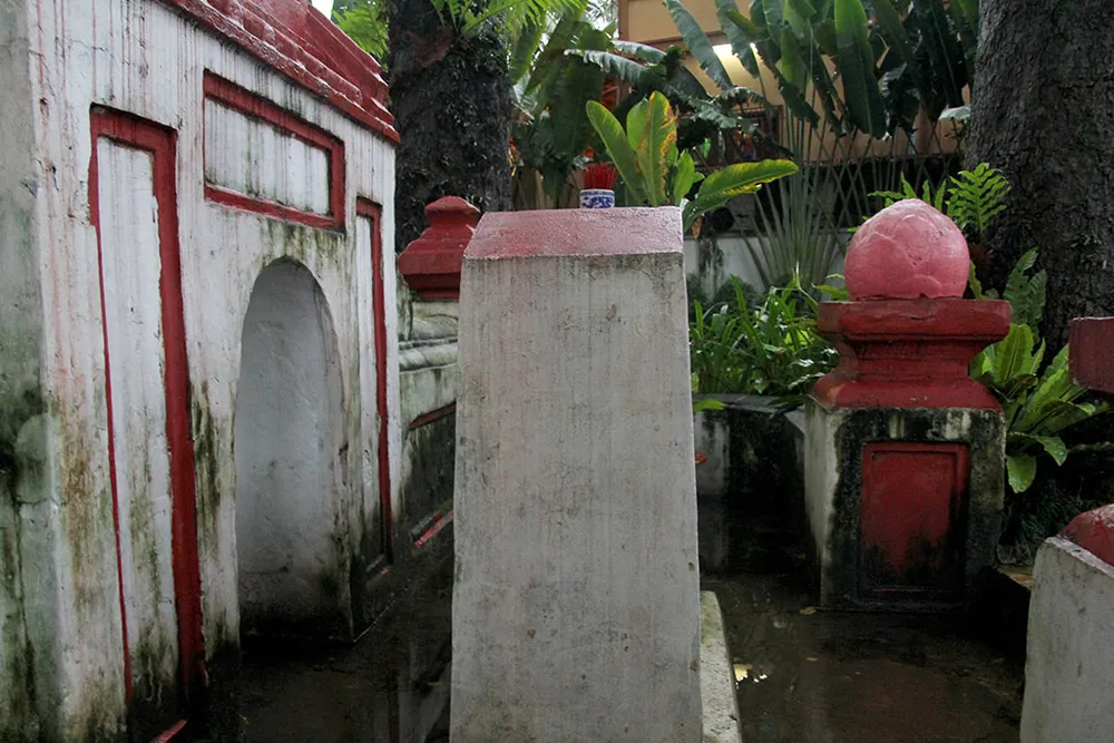 Kỳ bí khu mộ cổ hơn trăm năm trong Công viên Tao Đàn ảnh 3 Kỳ bí khu mộ cổ hơn trăm năm trong Công viên Tao Đàn ảnh 3