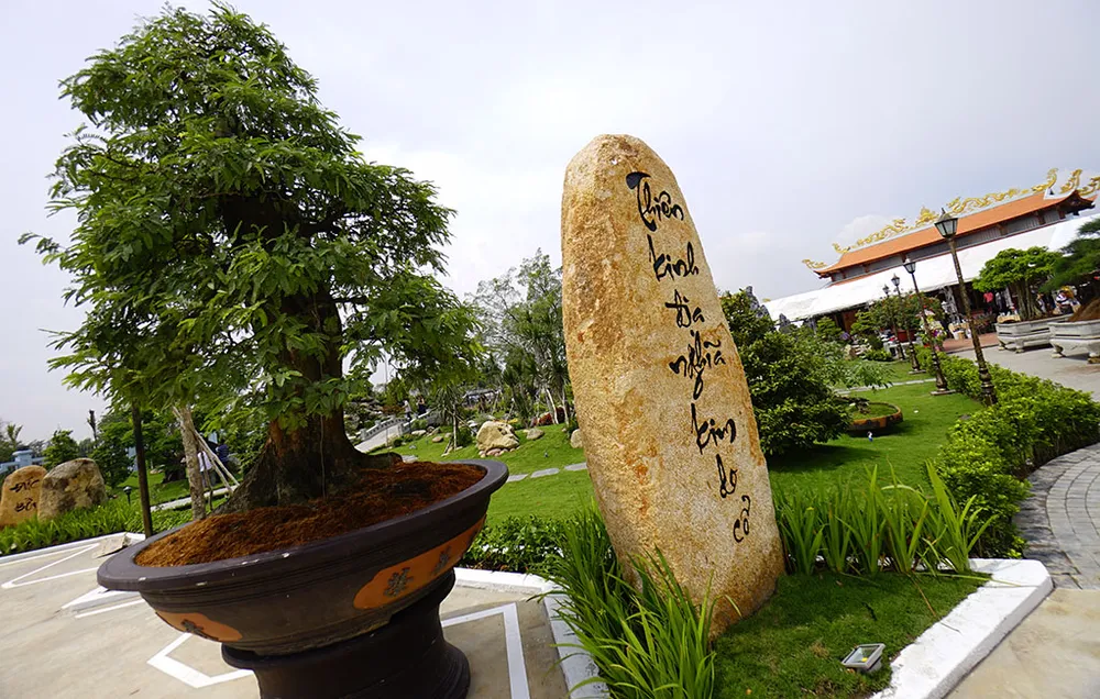 Những mảng xanh trong khuôn viên nhà thờ tổ.