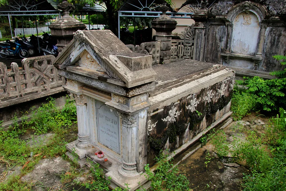 Mộ cổ kiến trúc Pháp trong khuôn viên Học viện Chính trị - Hành chính khu vực II ảnh 3