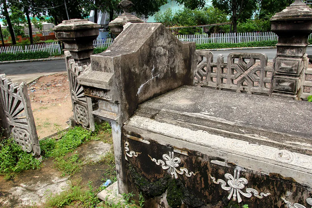 Mộ cổ kiến trúc Pháp trong khuôn viên Học viện Chính trị - Hành chính khu vực II ảnh 8