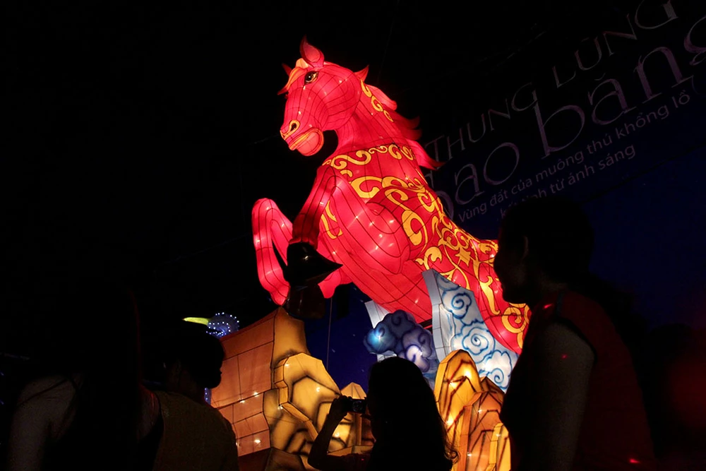 TP.HCM: Gần 20 con vật khổng lồ xuất hiện trong đêm Trung thu ảnh 3