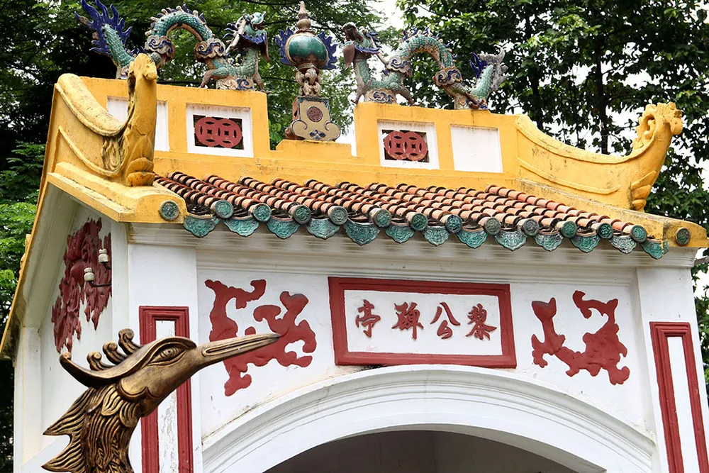 Từ nơi nhà bia nhìn vào, mộ Lê Văn Duyệt phía bên phải.