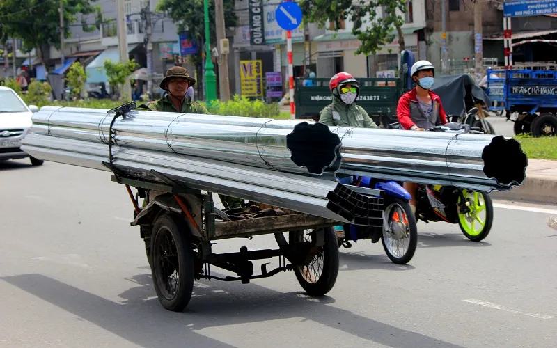 Xe chở tôn nhan nhản mọi nẻo đường ảnh 3 Xe chở tôn nhan nhản mọi nẻo đường ảnh 3