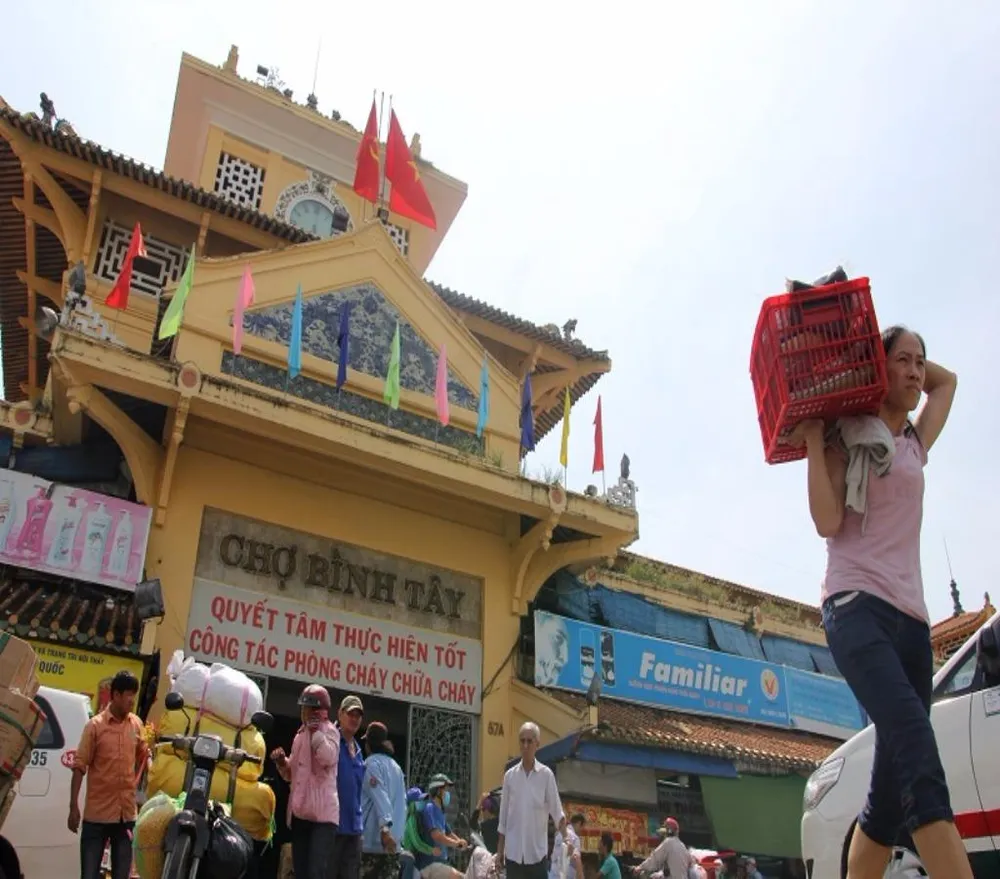 dọn hàng ở chợ bình tây