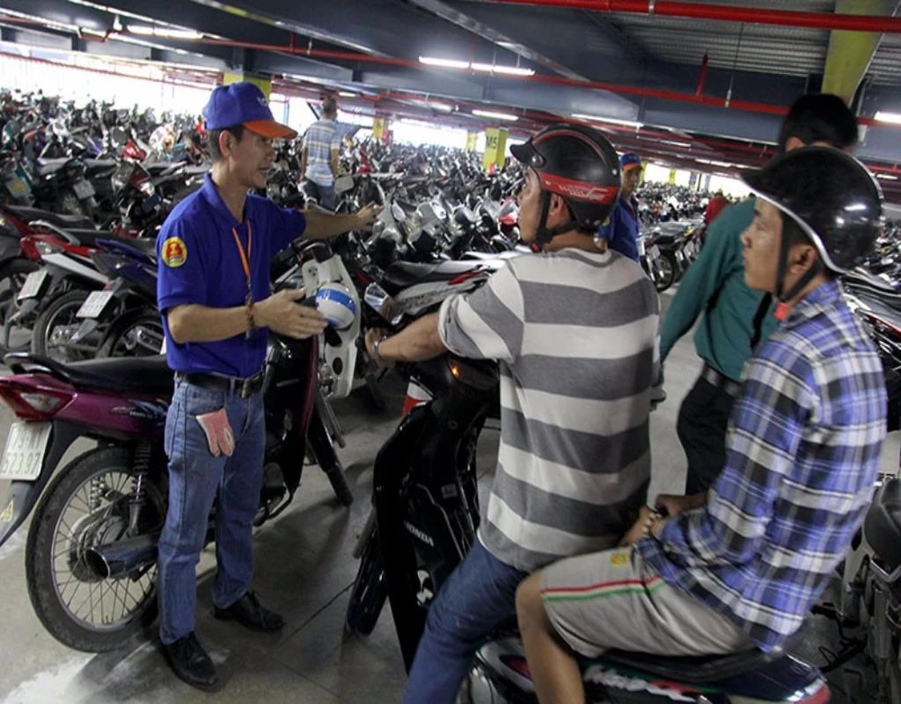 Nhân viên được tăng cường hướng dẫn khách gửi xe trong ngày đầu mở cửa.