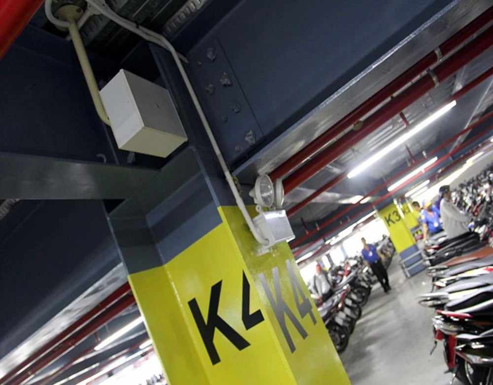 Loa thông báo đặt ở các trụ cột có ký hiệu cho khách lưu ý vị trí xe của mình để đỡ mất thời gian tìm kiếm.