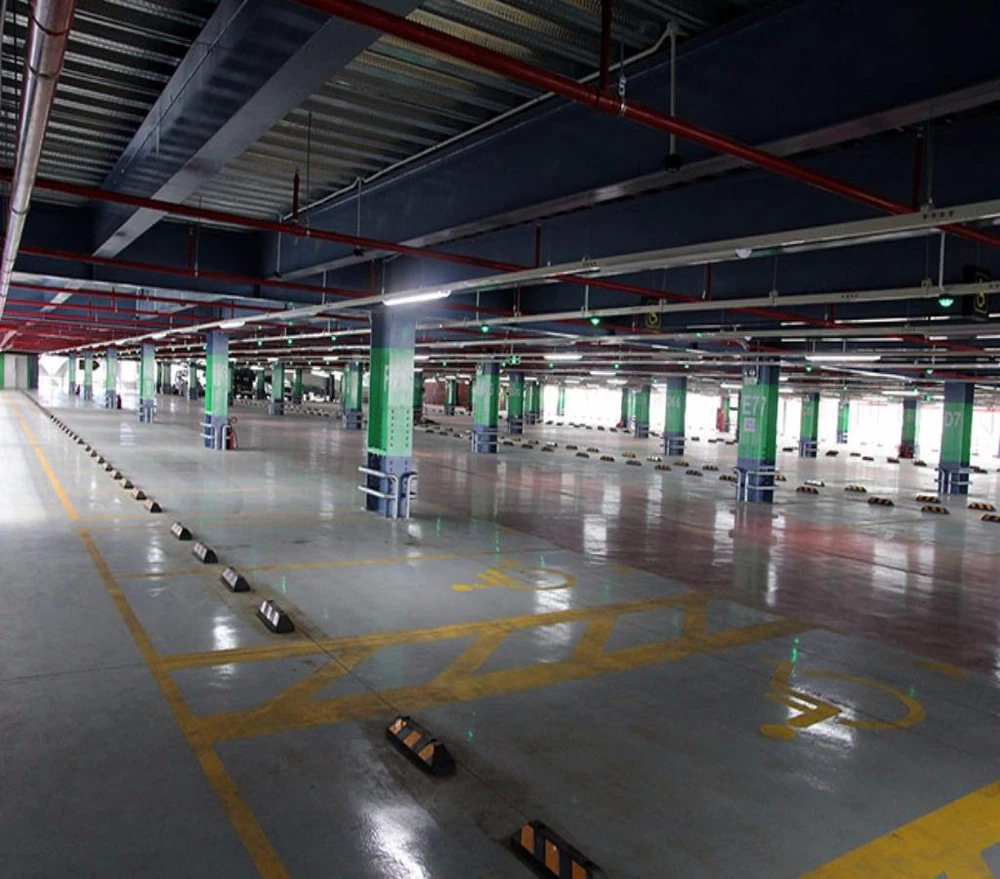 Trong ngày đầu tiên, lượng xe chưa đông nên từ tầng bốn trở đi của nhà xe vẫn còn để trống. 