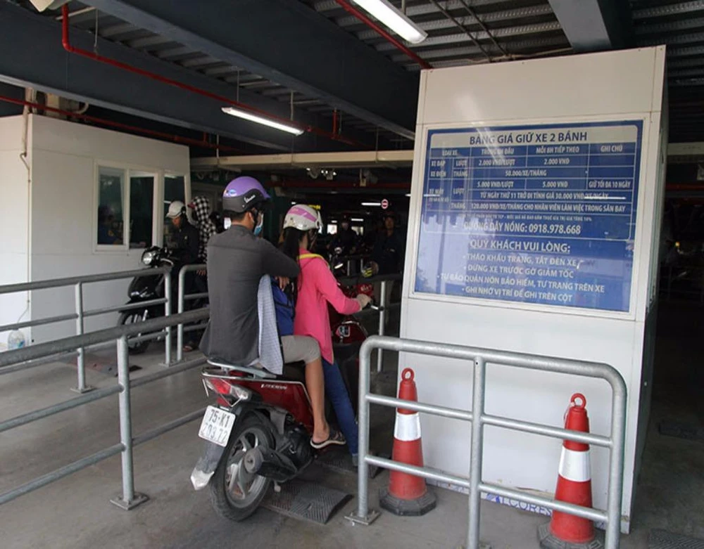 tầng trệt được quy hoạch làm nơi đậu xe cho cán bộ nhân viên sân bay