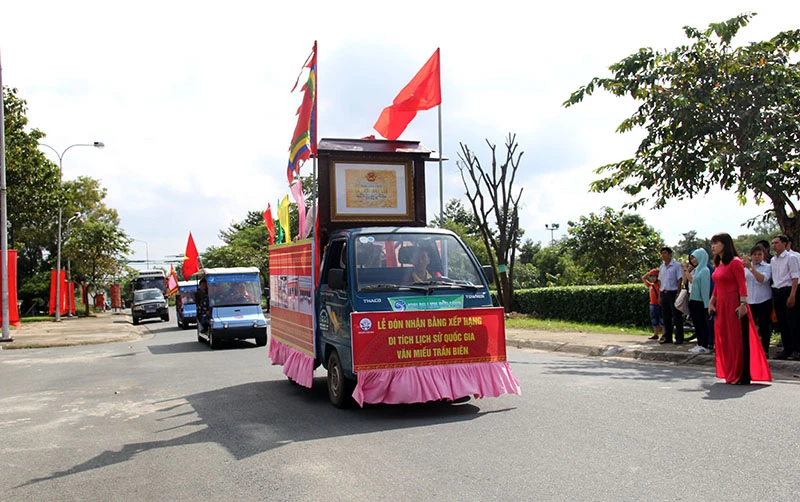 Văn miếu Trấn Biên đón nhận bằng di tích cấp quốc gia ảnh 1 Xe của đoàn đi đón nhận bằng xếp hạng từ Quảng trường tỉnh về Văn Miếu Trấn Biên.